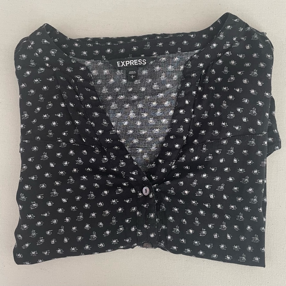 Express Women's Top Size L Black and White Long Sleeve V-Neck Blouse.
